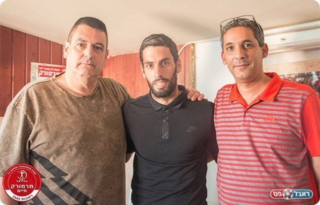 יוסי אסייג במעמד החתימה